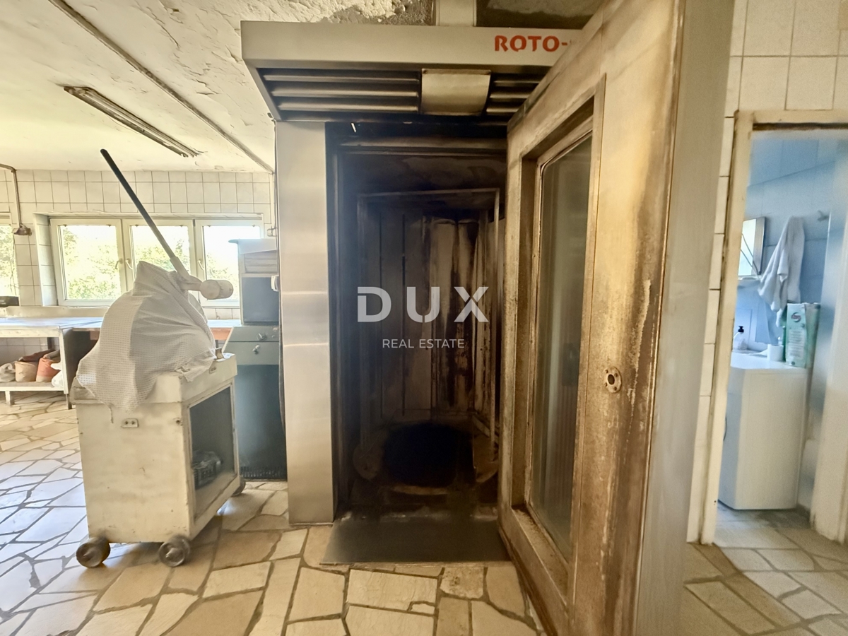 CRIKVENICA, TRIBALJ - Poslovni prostori s projektom za še tri stanovanja!