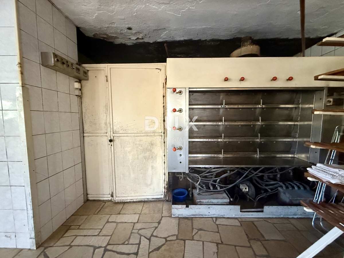 CRIKVENICA, TRIBALJ - Poslovni prostori s projektom za še tri stanovanja!