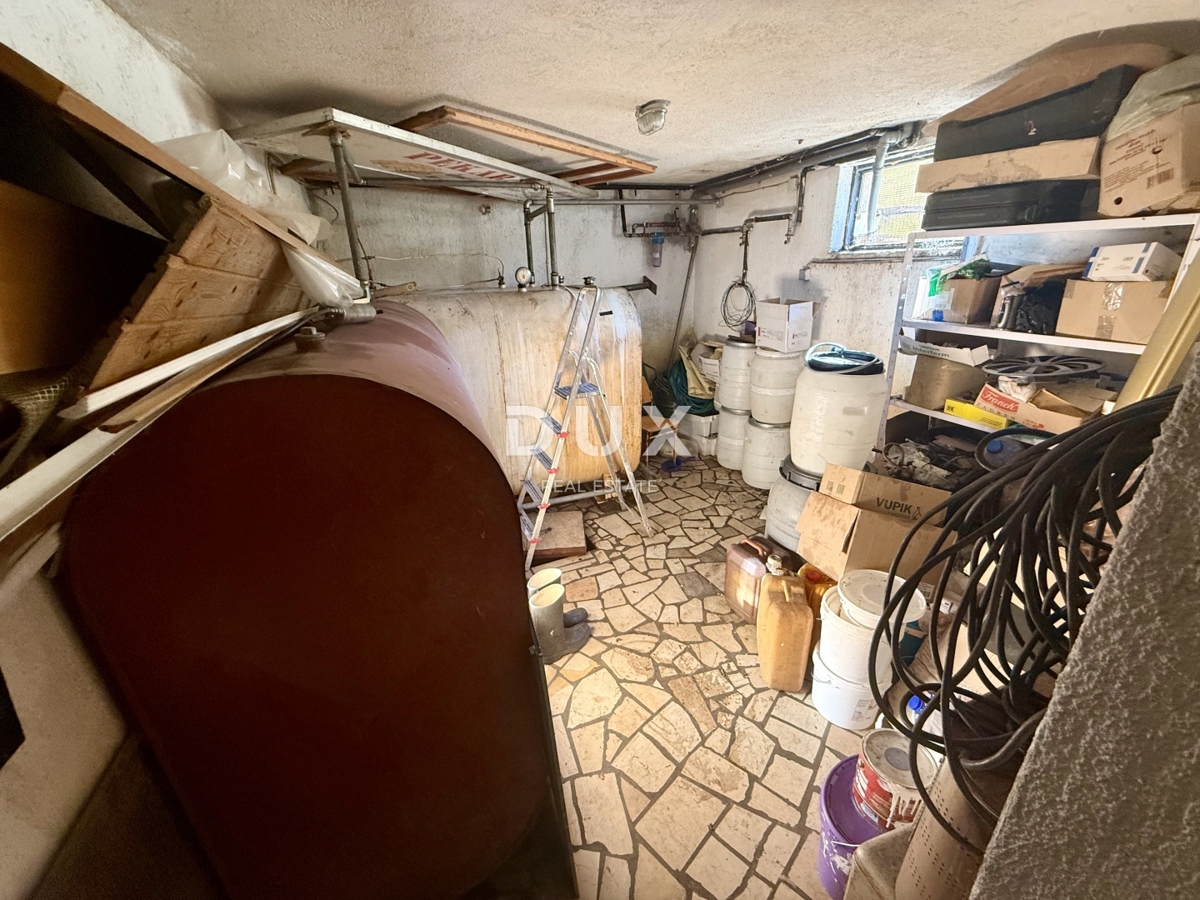 CRIKVENICA, TRIBALJ - Poslovni prostori s projektom za še tri stanovanja!