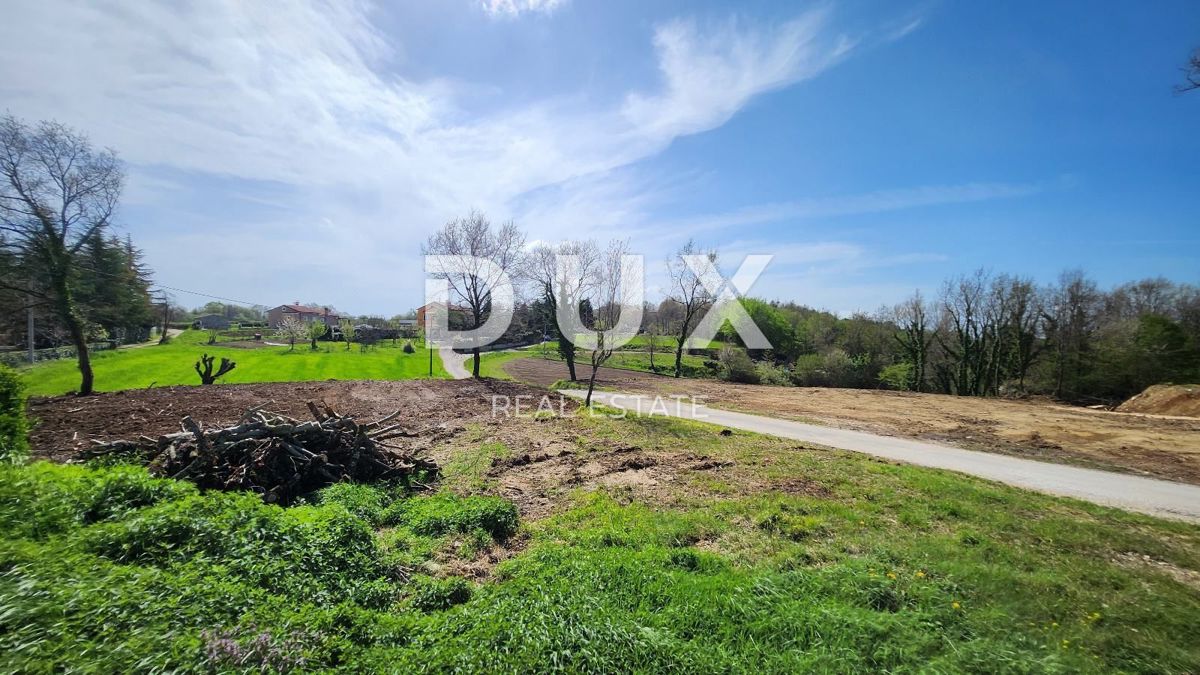 ISTRA, GRAČIŠĆE – Gradbeno zemljišče v idiličnem delu zelene Istre