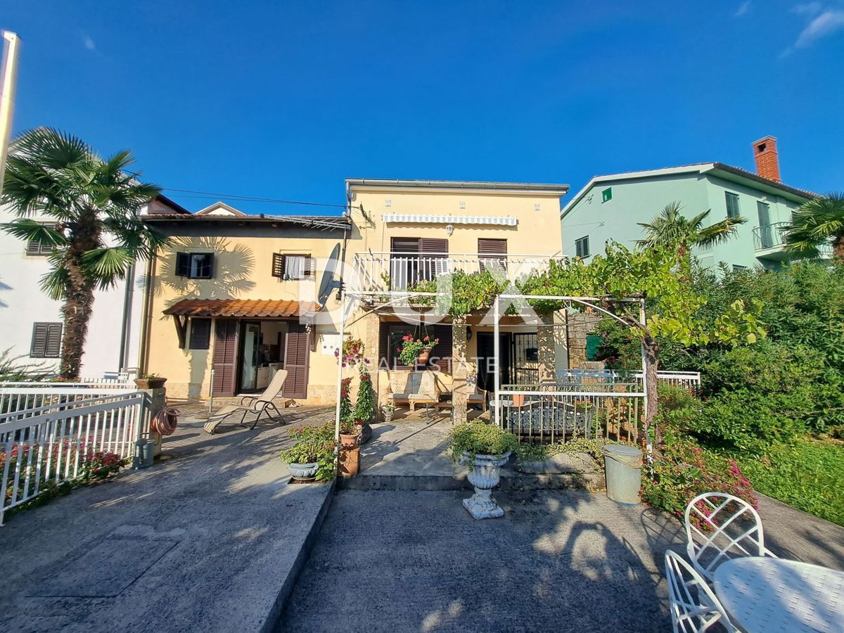 OPATIJA, OPRIĆ – Dvojna hiša z dvema terasama, vrtom in panoramskim pogledom na morje