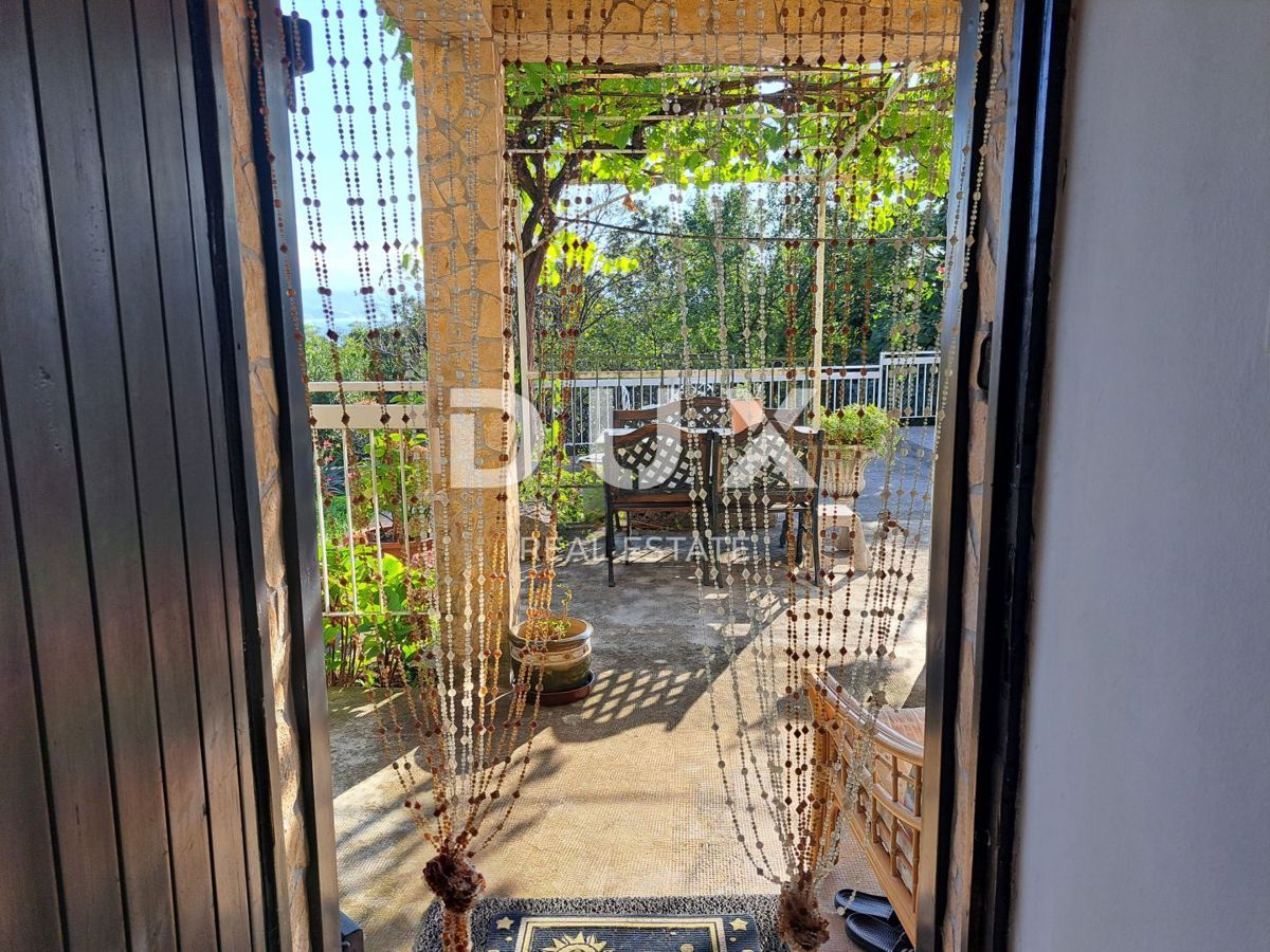 OPATIJA, OPRIĆ – Dvojna hiša z dvema terasama, vrtom in panoramskim pogledom na morje