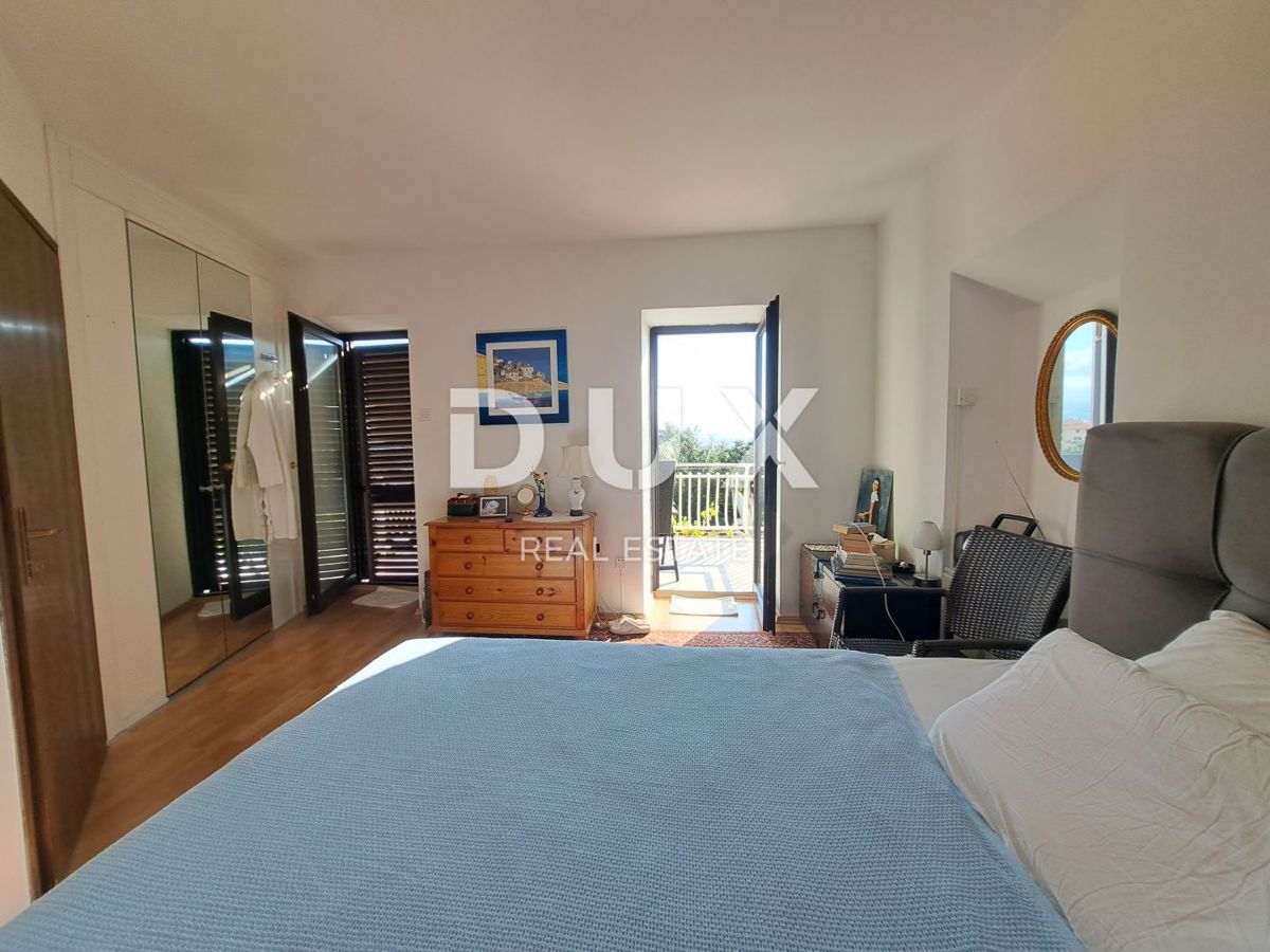 OPATIJA, OPRIĆ – Dvojna hiša z dvema terasama, vrtom in panoramskim pogledom na morje
