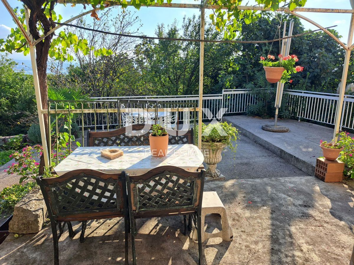 OPATIJA, OPRIĆ – Dvojna hiša z dvema terasama, vrtom in panoramskim pogledom na morje