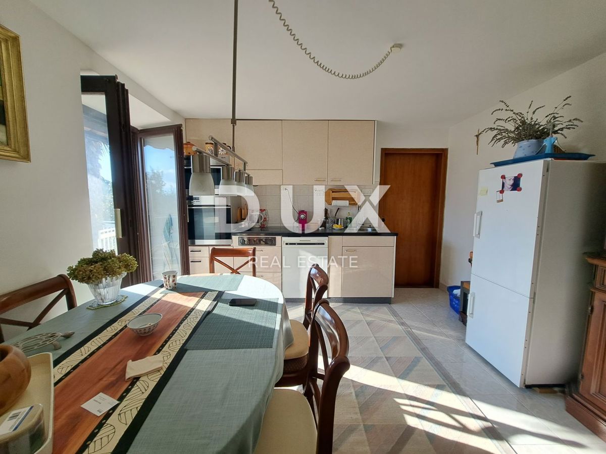 OPATIJA, OPRIĆ – Dvojna hiša z dvema terasama, vrtom in panoramskim pogledom na morje