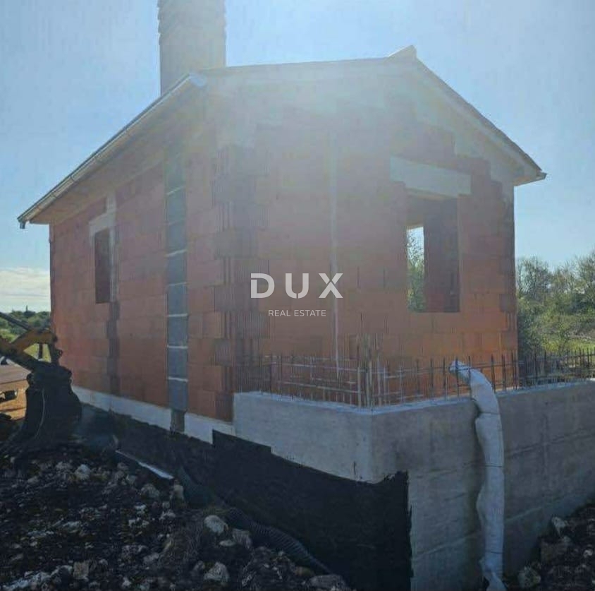 ISTRA, ROVINJ - Hiša na prostornem kmetijskem zemljišču