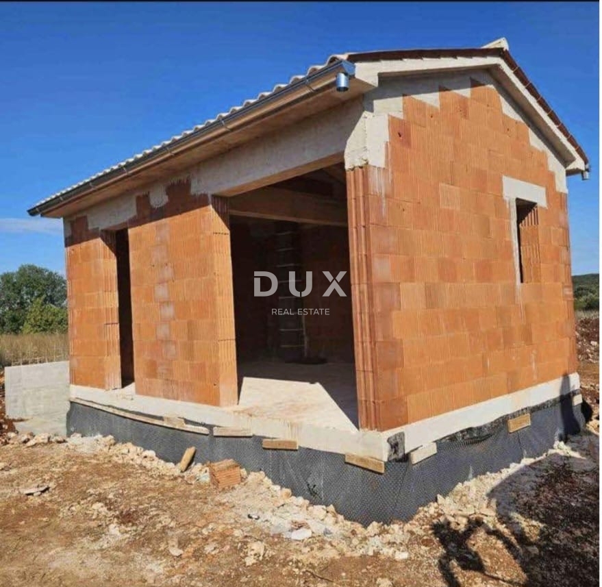 ISTRA, ROVINJ - Hiša na prostornem kmetijskem zemljišču