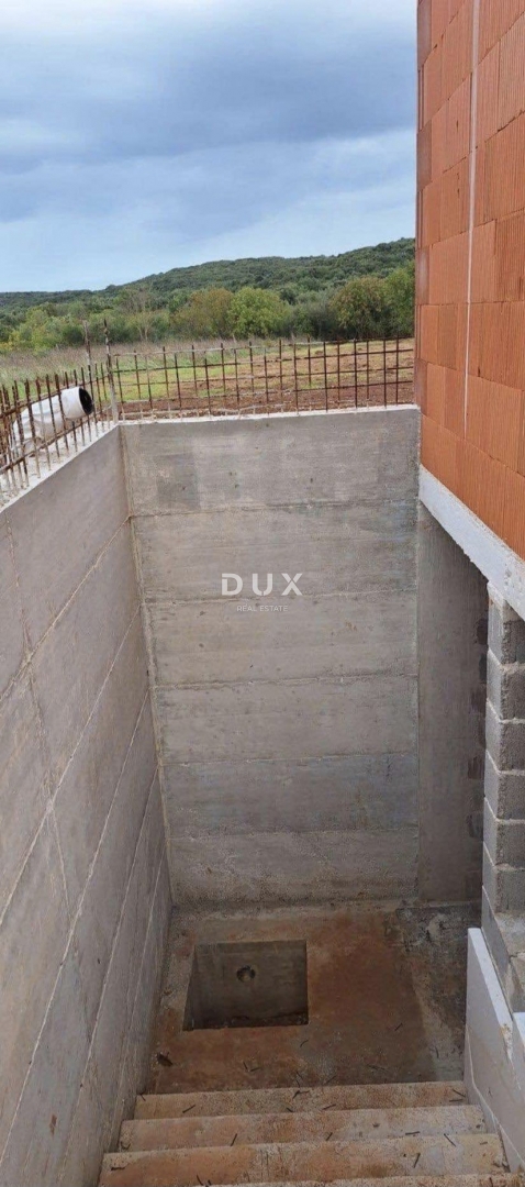 ISTRA, ROVINJ - Hiša na prostornem kmetijskem zemljišču