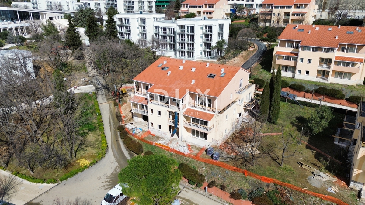 NOVI VINODOLSKI – 53 m² veliko stanovanje v ekskluzivnem letovišču, prva vrsta ob morju z zasebno plažo