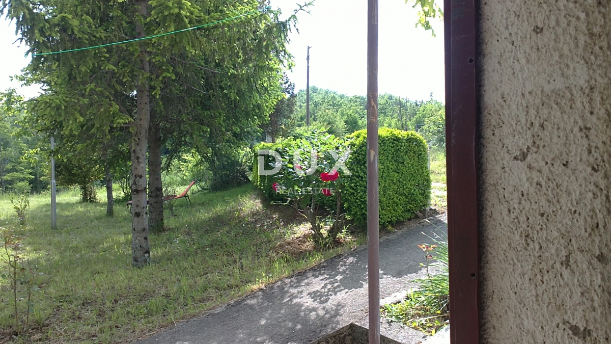 ISTRA, HUM – Privlačna 8,4 ha velika posest z dvema legaliziranima hišama in gradbenim zemljiščem!