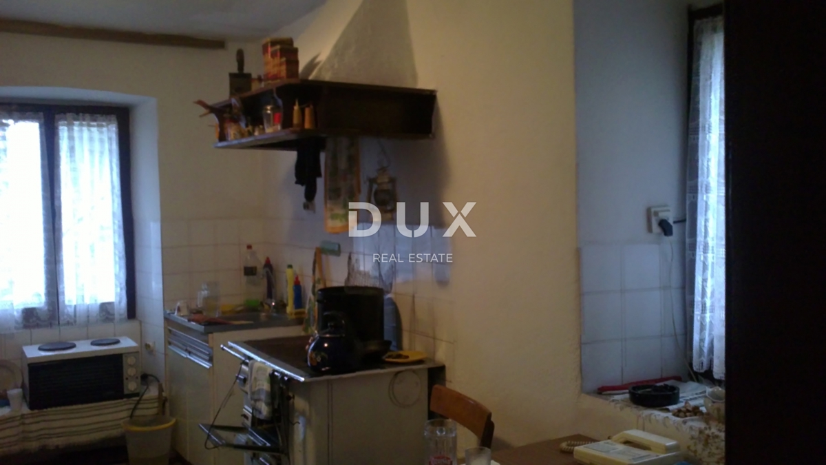 ISTRA, HUM – Privlačna 8,4 ha velika posest z dvema legaliziranima hišama in gradbenim zemljiščem!