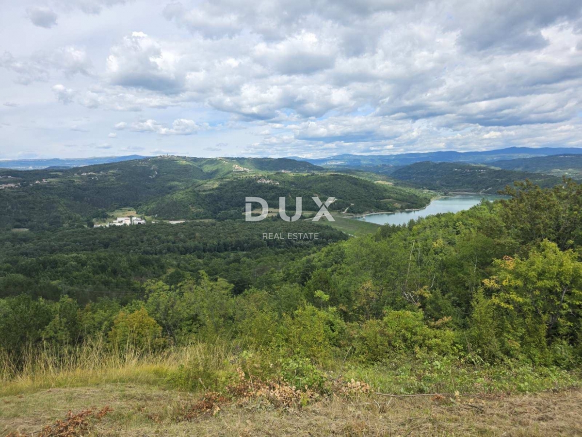 ISTRA, HUM – Privlačna 8,4 ha velika posest z dvema legaliziranima hišama in gradbenim zemljiščem!