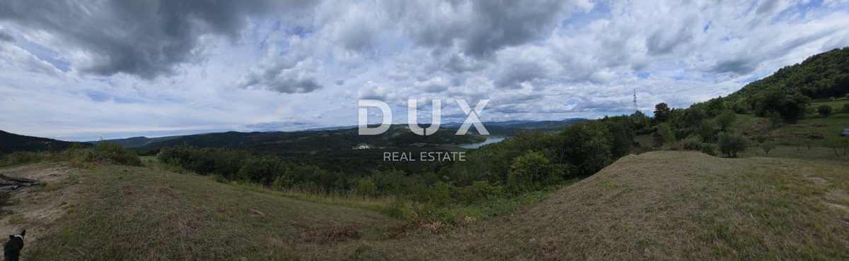 ISTRA, HUM – Privlačna 8,4 ha velika posest z dvema legaliziranima hišama in gradbenim zemljiščem!