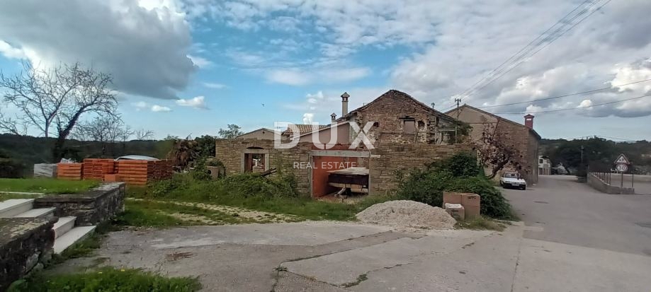 ISTRA, HUM – Privlačna 8,4 ha velika posest z dvema legaliziranima hišama in gradbenim zemljiščem!