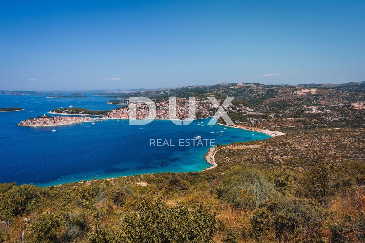 PRIMOŠTEN - Gradbeno zemljišče z lokacijskim dovoljenjem + kmetijski del!