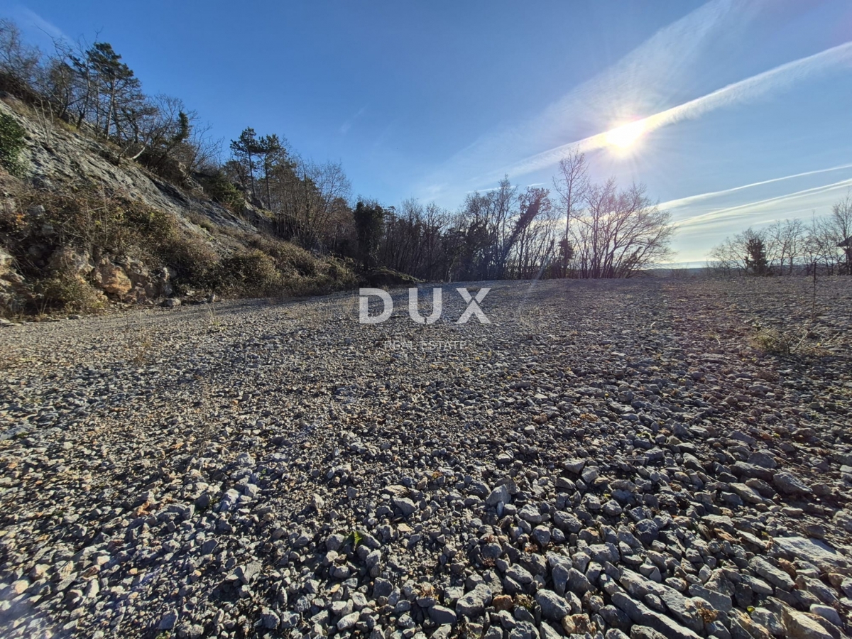 KLANA, ŠKALNICA - Gradbena parcela s pogledom na morje. INVESTICIJSKA PRILOŽNOST!