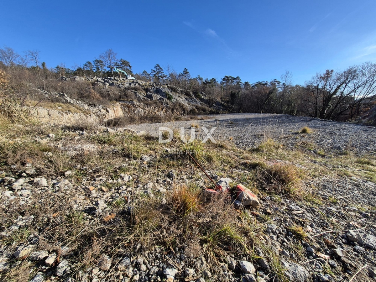 KLANA, ŠKALNICA - Gradbena parcela s pogledom na morje. INVESTICIJSKA PRILOŽNOST!
