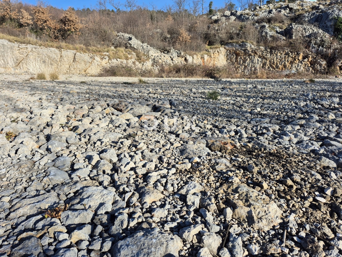 KLANA, ŠKALNICA - Gradbena parcela s pogledom na morje. INVESTICIJSKA PRILOŽNOST!