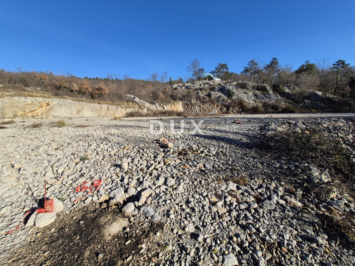 KLANA, ŠKALNICA - Gradbena parcela s pogledom na morje. INVESTICIJSKA PRILOŽNOST!