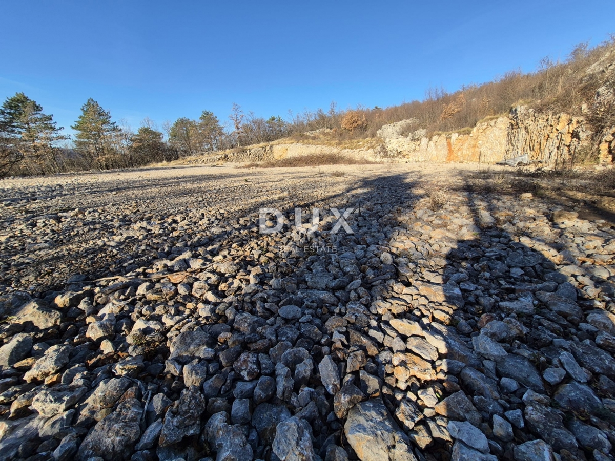 KLANA, ŠKALNICA - Gradbena parcela s pogledom na morje. INVESTICIJSKA PRILOŽNOST!