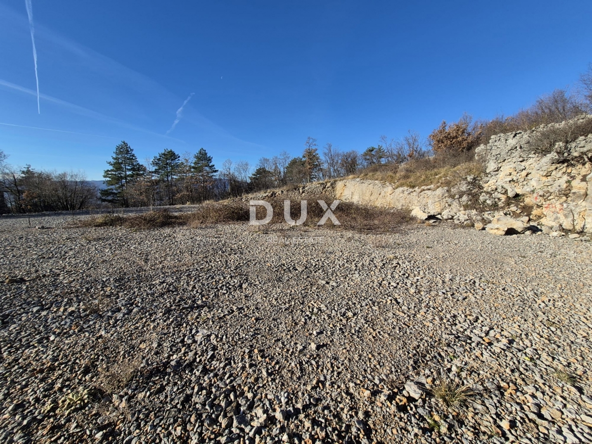 KLANA, ŠKALNICA - Gradbena parcela s pogledom na morje. INVESTICIJSKA PRILOŽNOST!