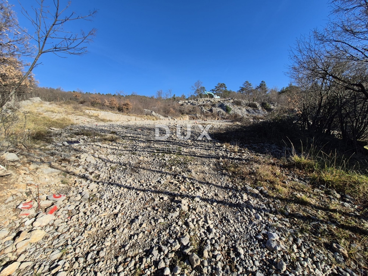 KLANA, ŠKALNICA - Gradbena parcela s pogledom na morje. INVESTICIJSKA PRILOŽNOST!