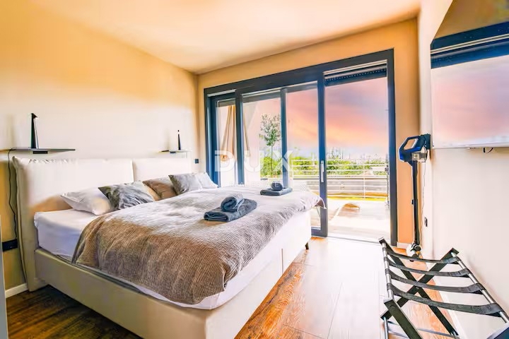 OPATIJA, OPRIĆ - stanovanje v novogradnji z vrtom in pogledom na morje