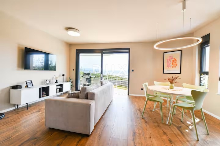 OPATIJA, OPRIĆ - stanovanje v novogradnji z vrtom in pogledom na morje