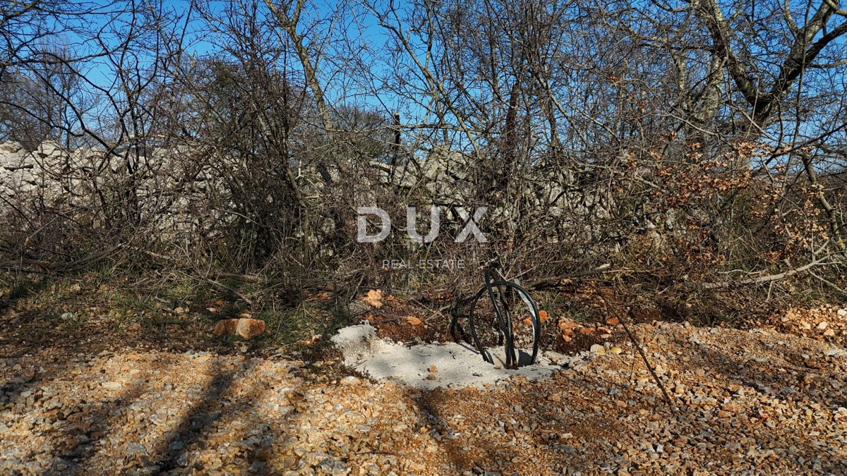 OTOK KRK, GARICA - Pravilno gradbeno-kmetijsko zemljišče, ravna konfiguracija, idealno za luksuzno vilo z bazenom