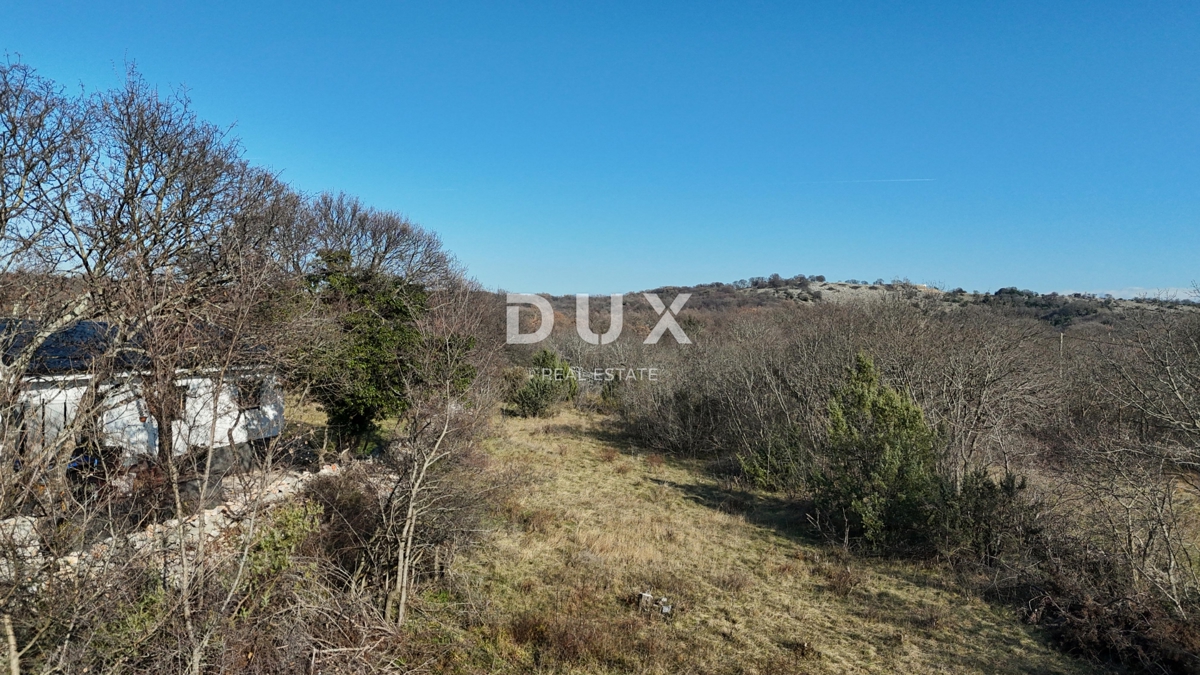 OTOK KRK, GARICA - Pravilno gradbeno-kmetijsko zemljišče, ravna konfiguracija, idealno za luksuzno vilo z bazenom