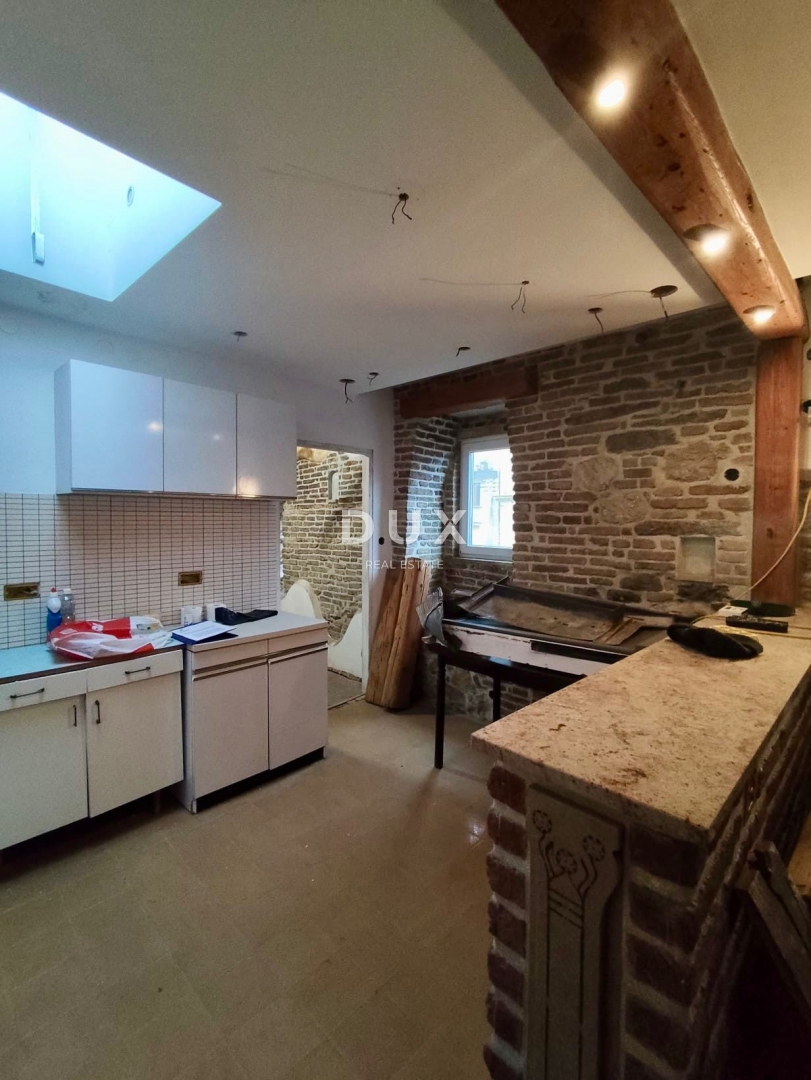 RIJEKA, CENTER - ODLIČNA INVESTICIJSKA PRILOŽNOST z začetkom prenove