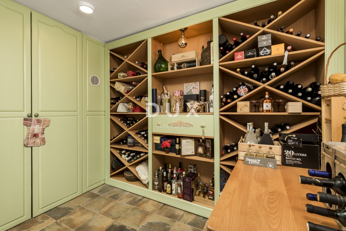 GROBNIK - Avtentična kamnita hiša s pogledom na morje!