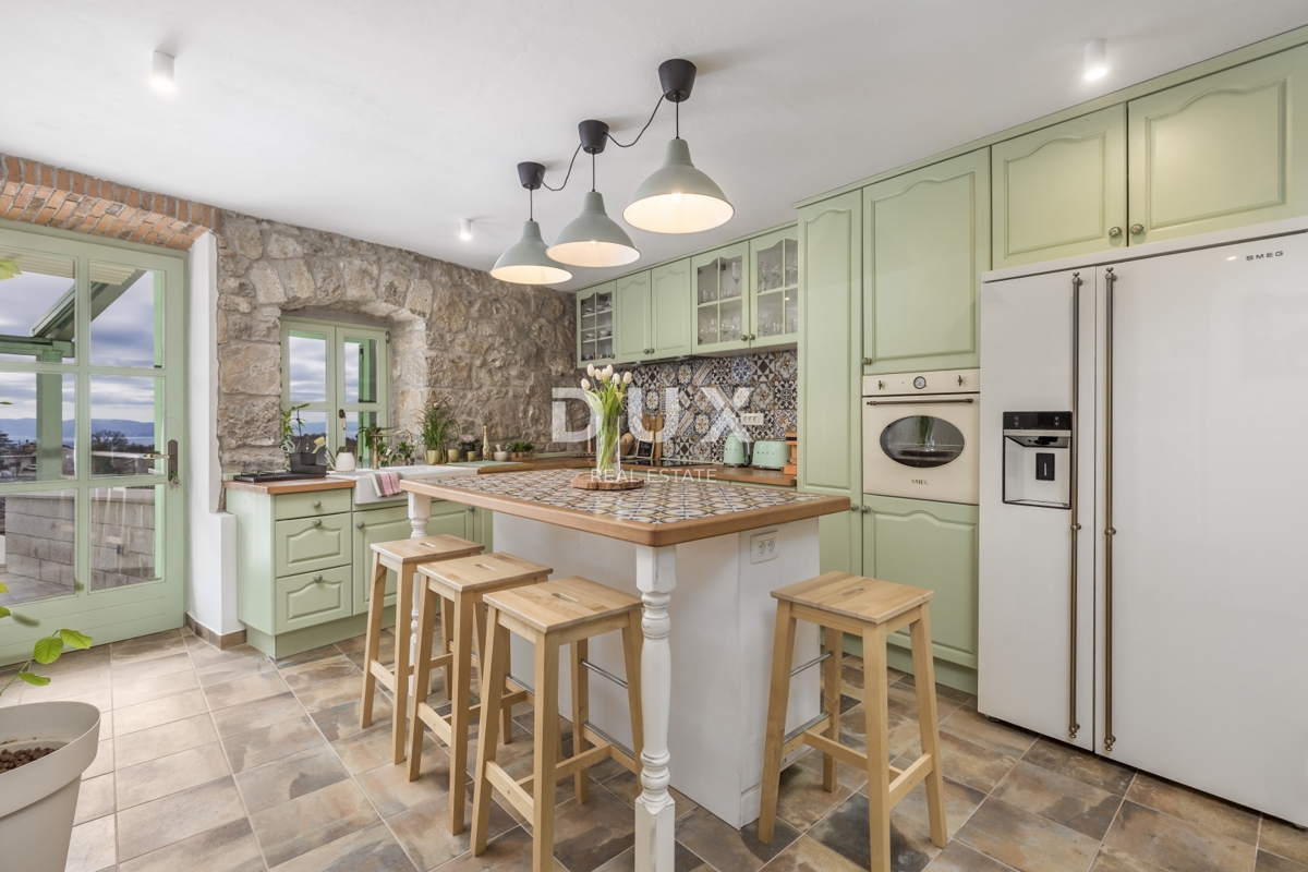 GROBNIK - Avtentična kamnita hiša s pogledom na morje!