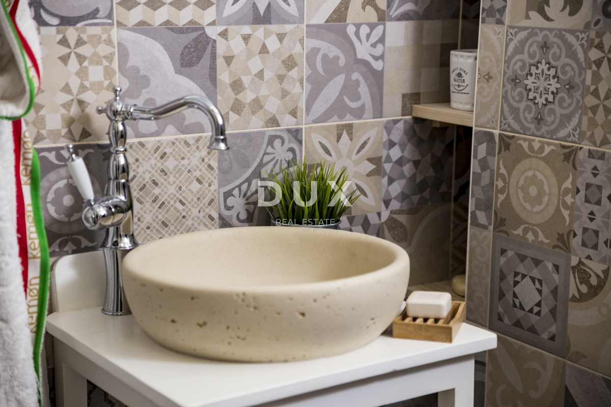 GROBNIK - Avtentična kamnita hiša s pogledom na morje!