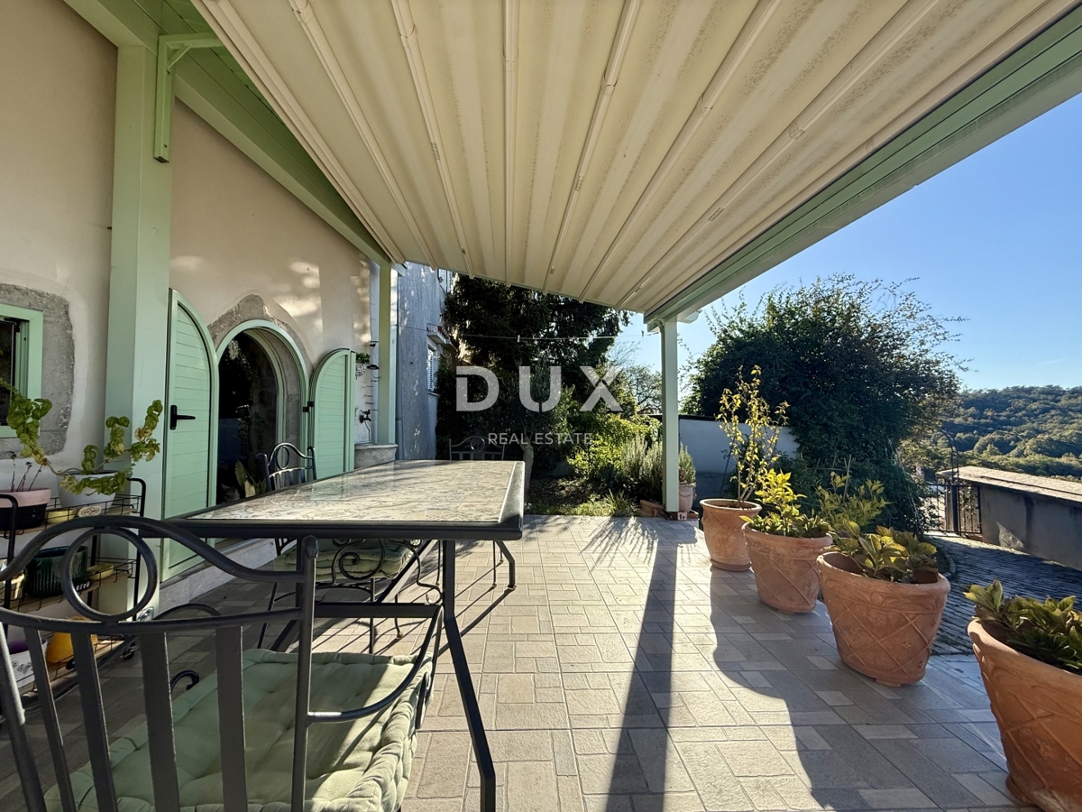 GROBNIK - Avtentična kamnita hiša s pogledom na morje!