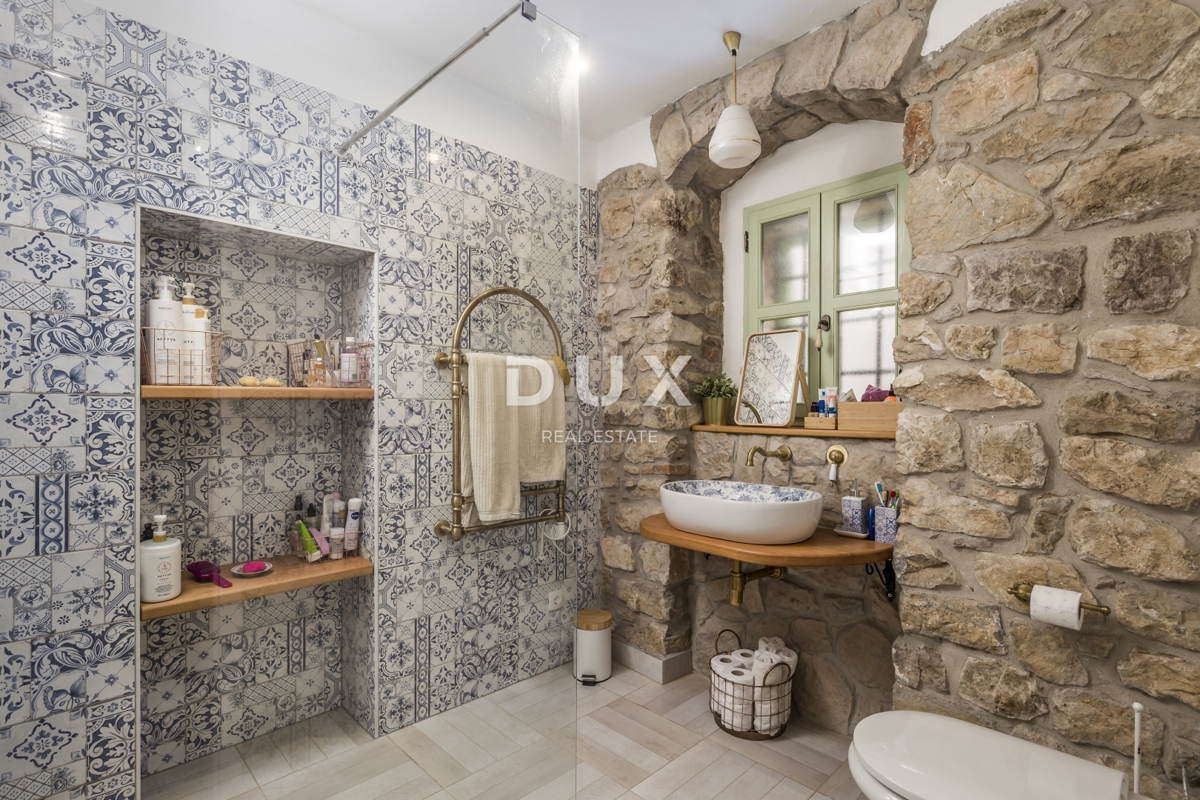 GROBNIK - Avtentična kamnita hiša s pogledom na morje!