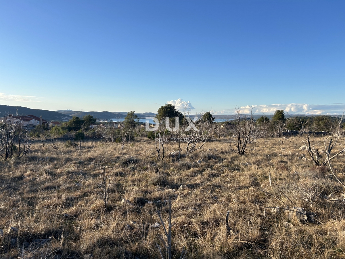 ŠIBENIK, BILICE – Zazidljivo zemljišče s pogledom na Prokljan, 970m2