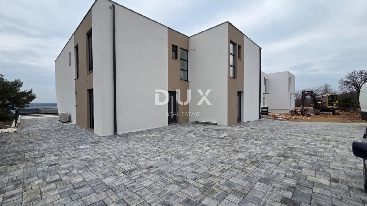 CRIKVENICA, JADRANOVO - luksuzna polpritlična hiša z bazenom, 143m2