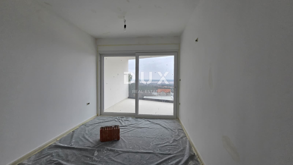 CRIKVENICA, JADRANOVO - luksuzna polpritlična hiša z bazenom, 143m2