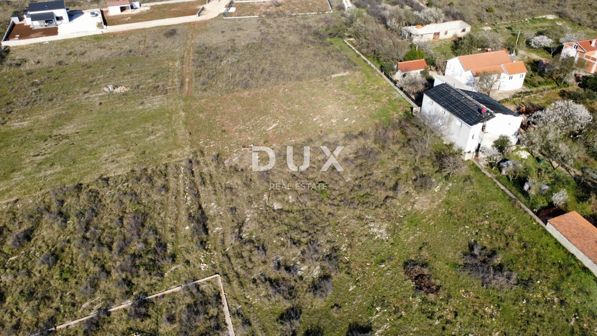 ZADAR, ZEMUNIK G. – Gradbeno zemljišče s projektom nizkoenergijske hiše