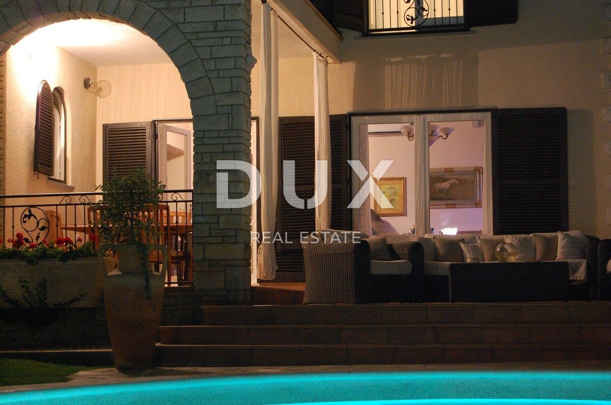 ISTRA, UMAG - Edinstvena vila z bazenom, prva vrsta do morja