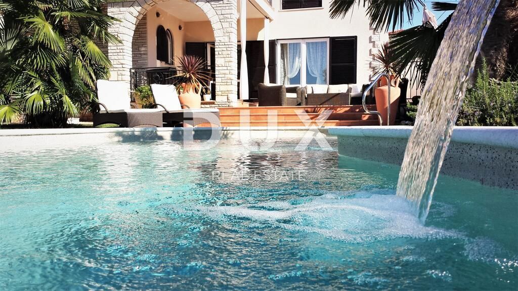 ISTRA, UMAG - Edinstvena vila z bazenom, prva vrsta do morja