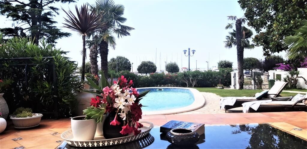 ISTRA, UMAG - Edinstvena vila z bazenom, prva vrsta do morja