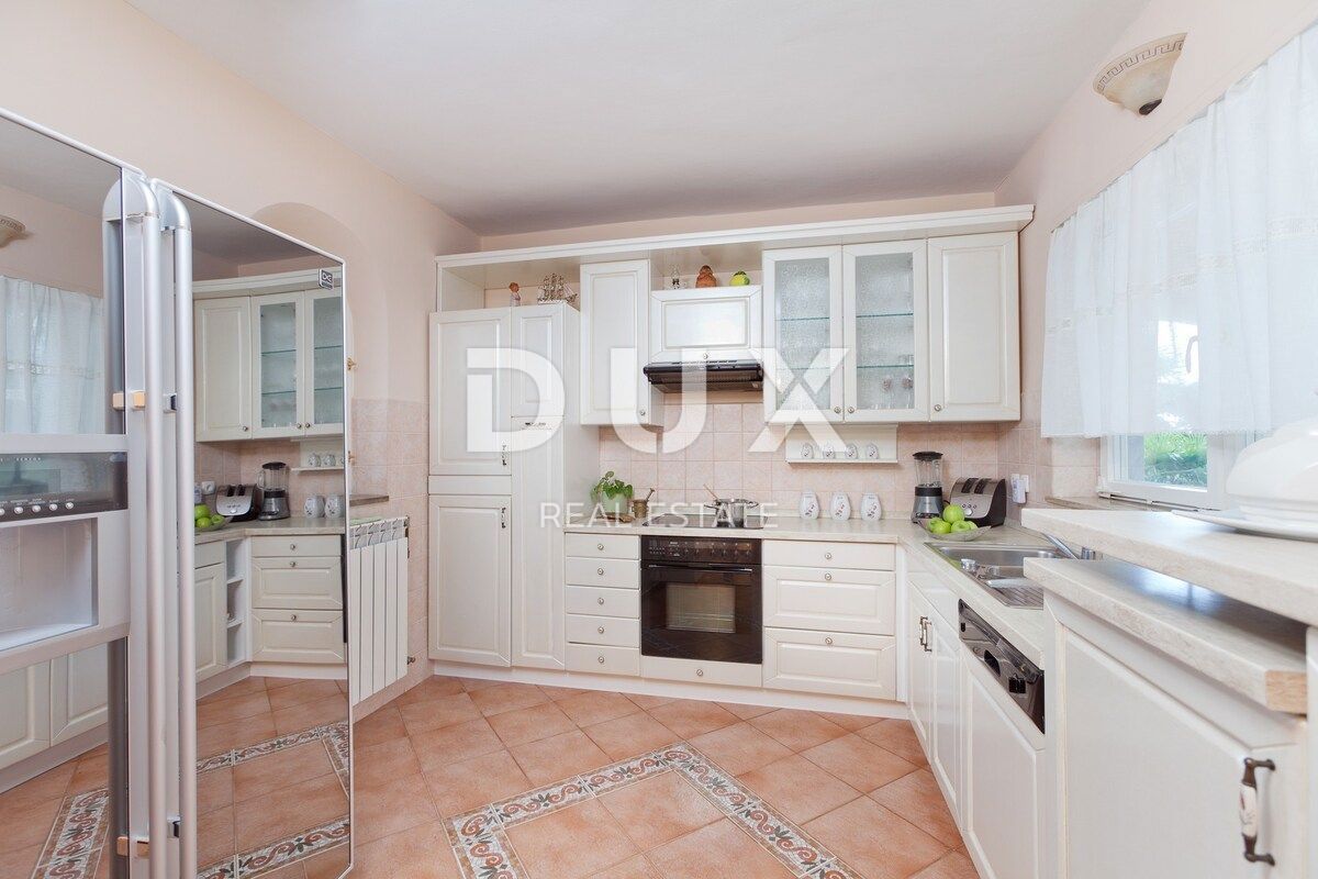 ISTRA, UMAG - Edinstvena vila z bazenom, prva vrsta do morja