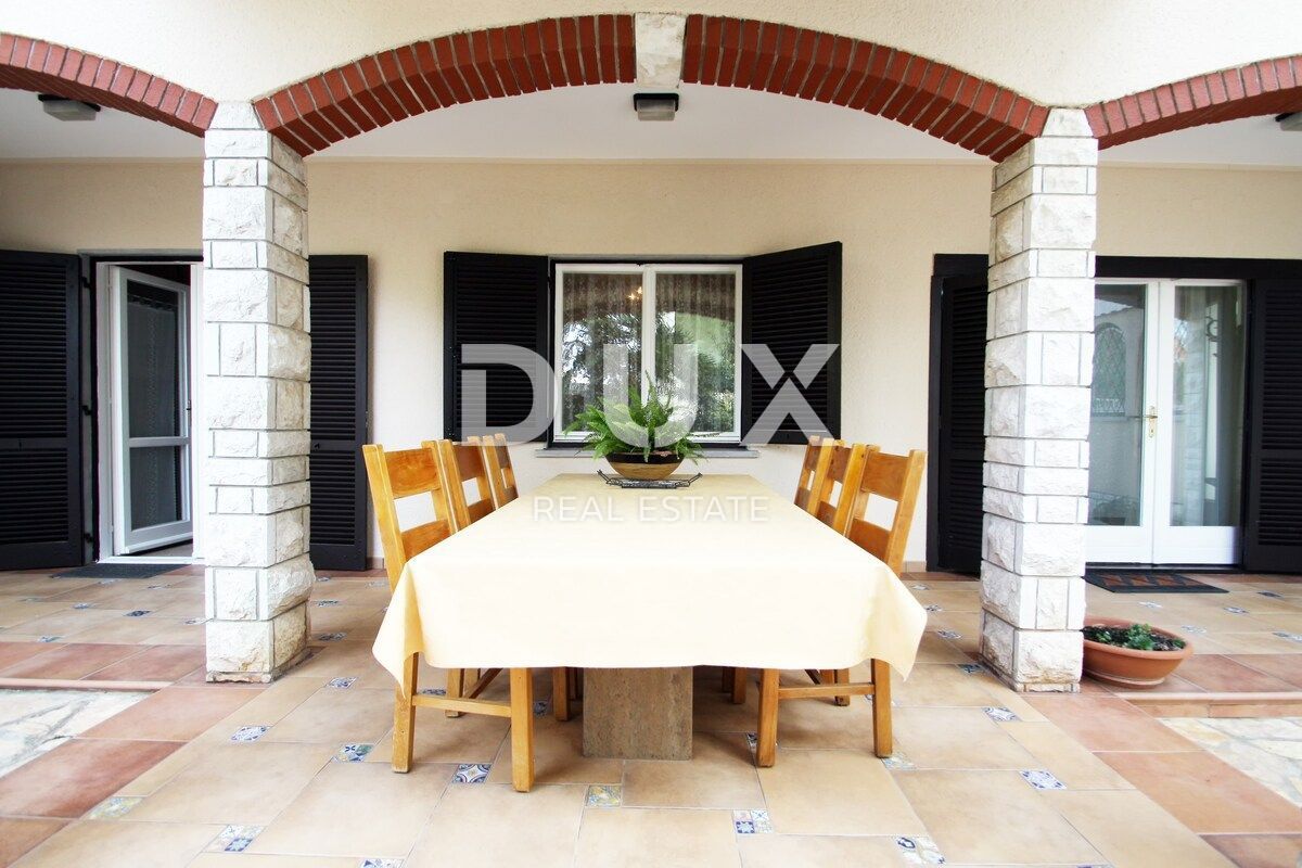 ISTRA, UMAG - Edinstvena vila z bazenom, prva vrsta do morja