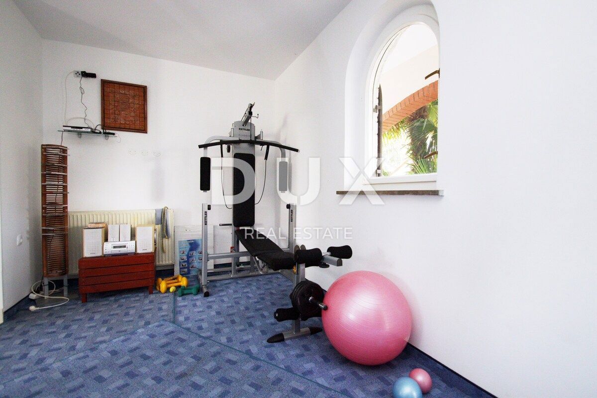 ISTRA, UMAG - Edinstvena vila z bazenom, prva vrsta do morja