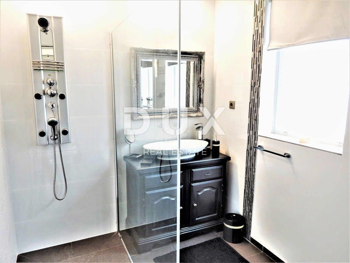 ISTRA, UMAG - Edinstvena vila z bazenom, prva vrsta do morja