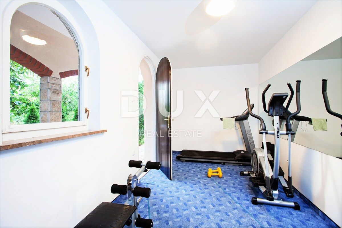 ISTRA, UMAG - Edinstvena vila z bazenom, prva vrsta do morja