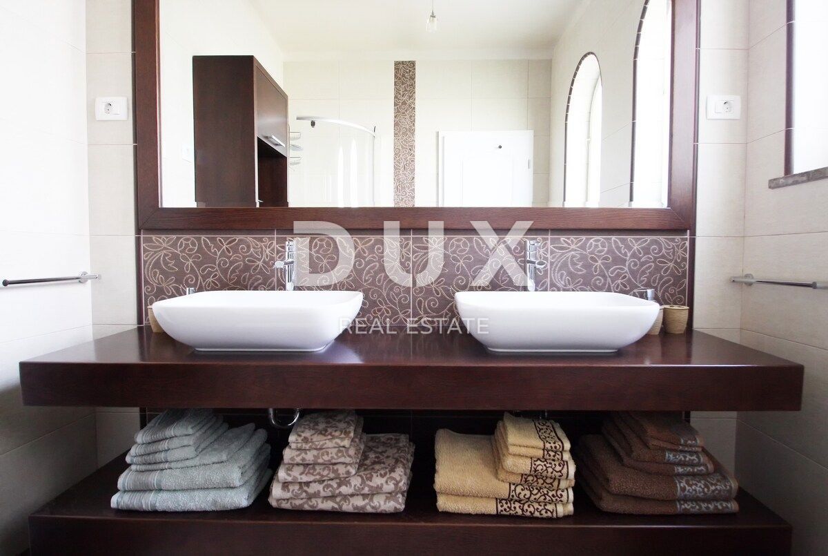 ISTRA, UMAG - Edinstvena vila z bazenom, prva vrsta do morja