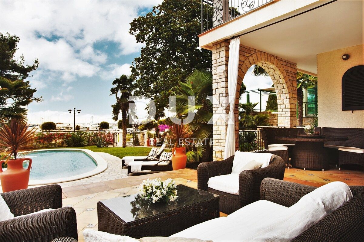 ISTRA, UMAG - Edinstvena vila z bazenom, prva vrsta do morja